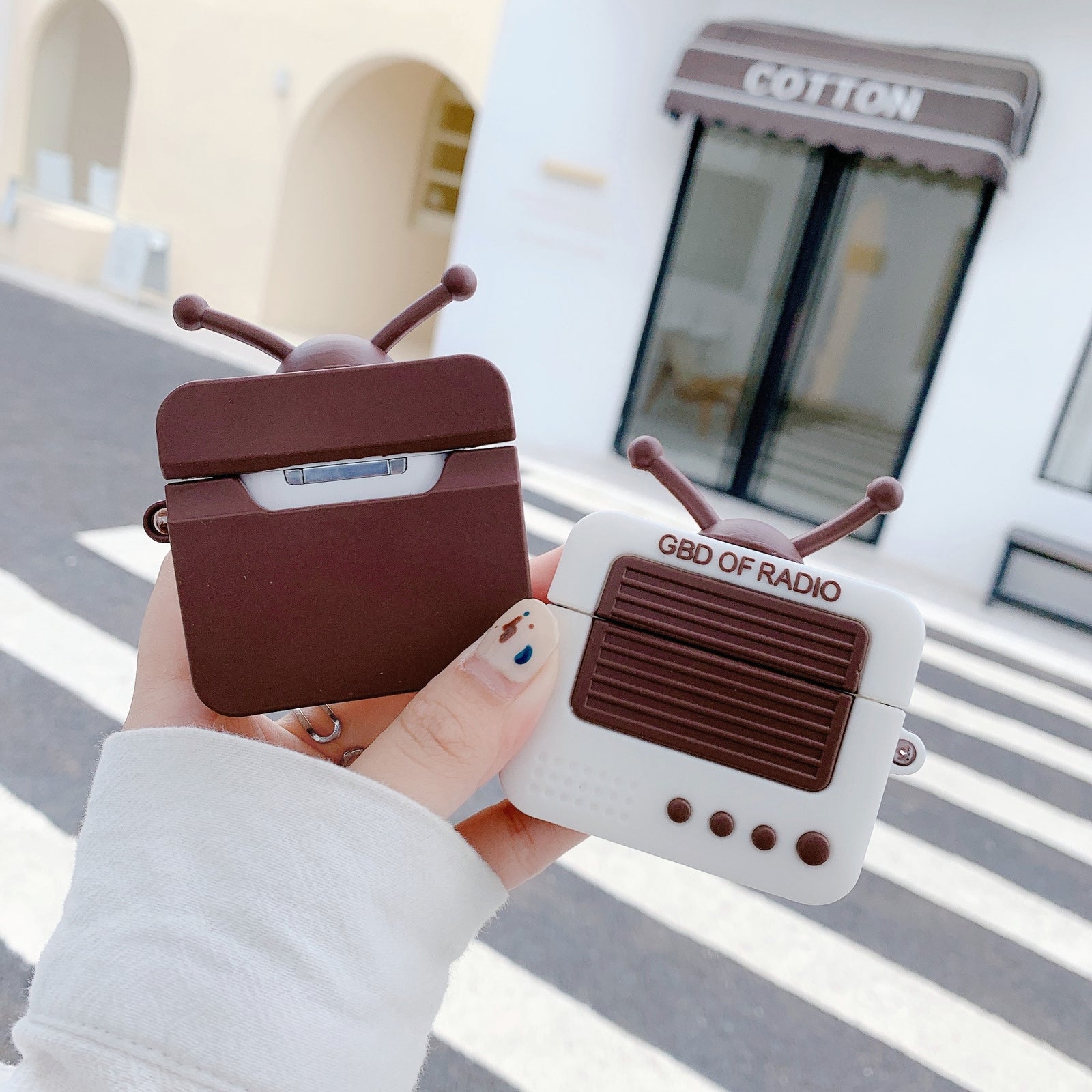 Old-school Radio Airpods Case Cover